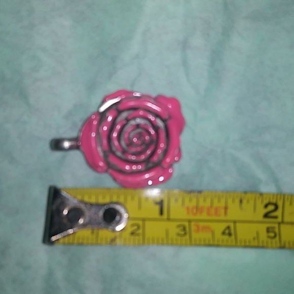 Dainty 1in FLOWER PENDANT - Picture 2 of 5